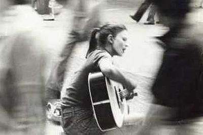 Foto: Saskia Esken spielt in Fußgängerzone Gitarre 